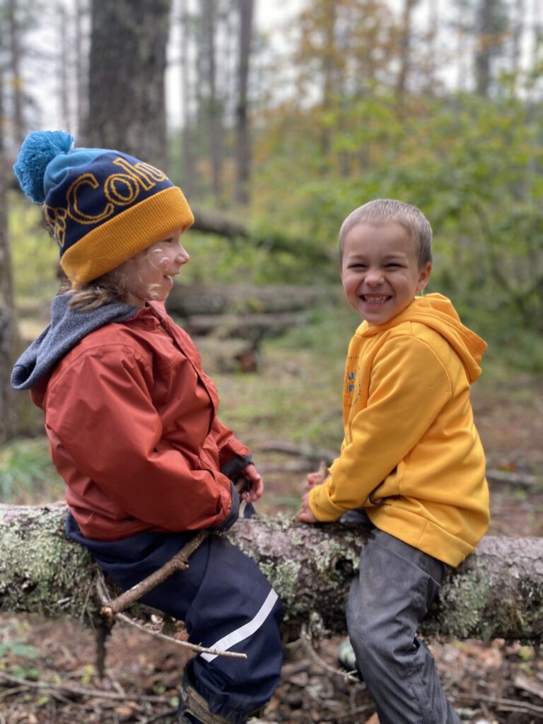 Oregon Outdoor Kids preschool students playing together in Eugene, Oregon